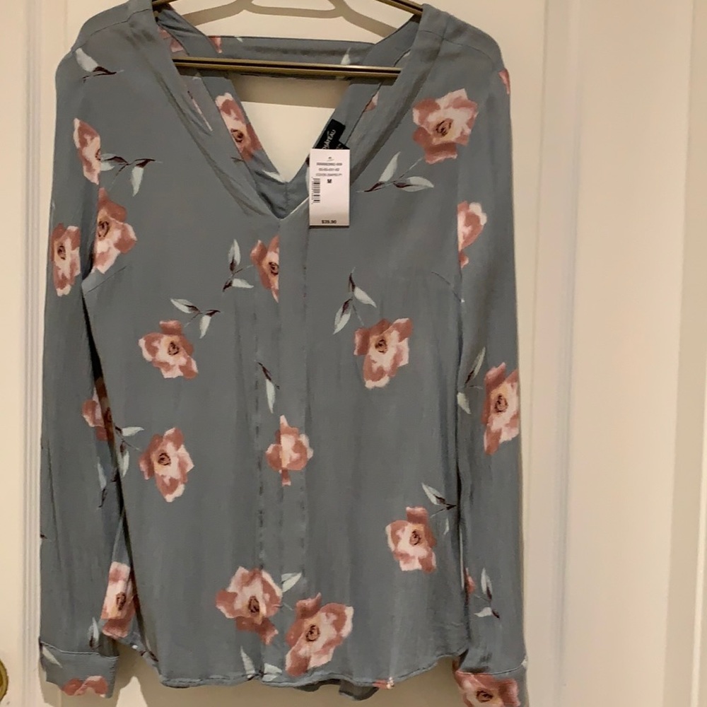 NWT  la chateau flower blouse